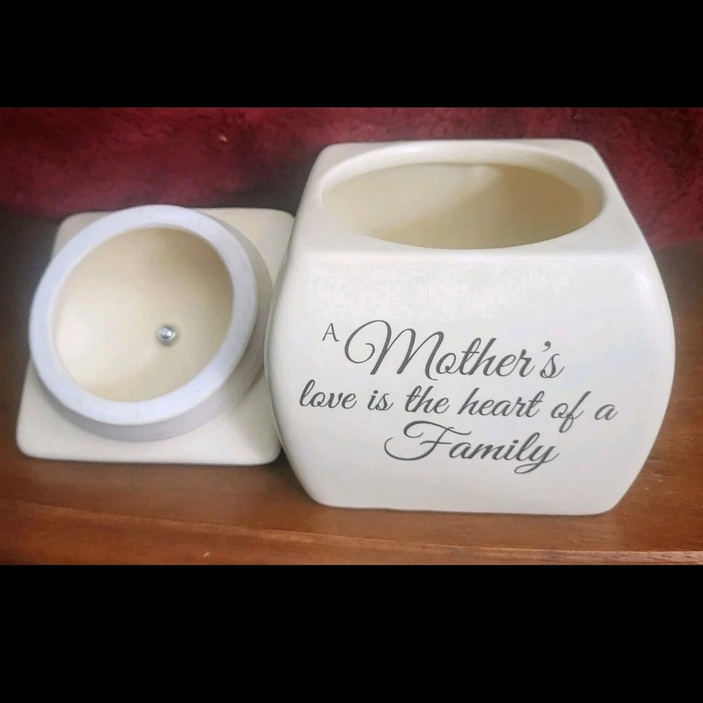 Mother's Love is the Heart of the Family Keepsake Box Ceramic Elegant  5"x 5" - Picture 6 of 10